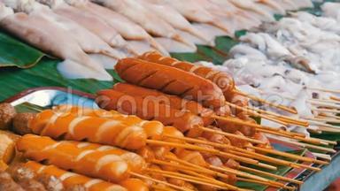 泰国国家街头美食.. 街亭柜台上的香肠棒和异国风味的菜肴